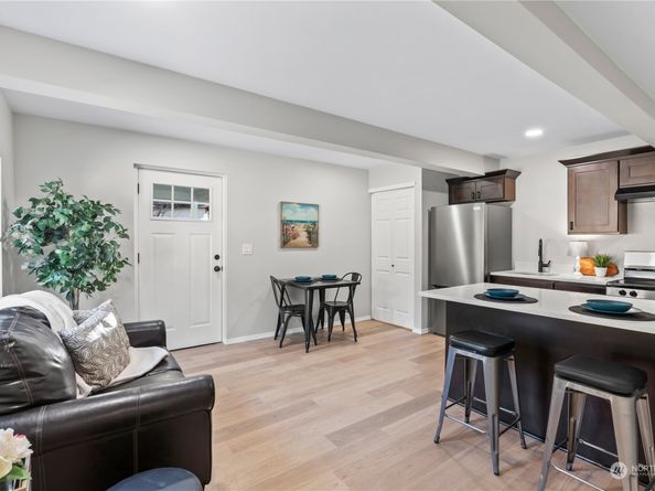 6968 24th Avenue SW, Seattle WA 98106