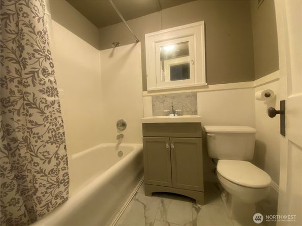 4725 15th Avenue NE 14, Seattle WA 98105