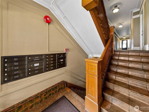 1902 Bigelow Avenue N 301, Seattle WA 98109