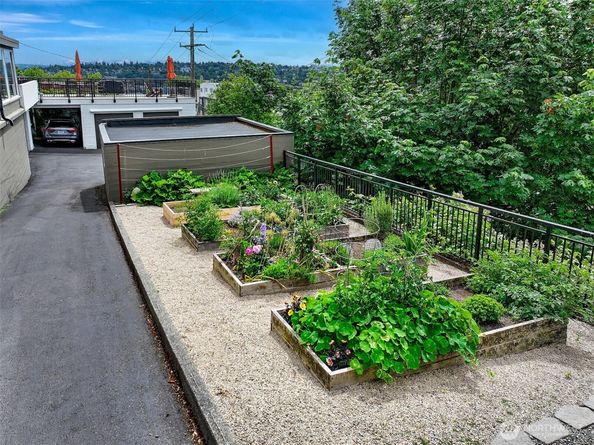 1902 Bigelow Avenue N 301, Seattle WA 98109