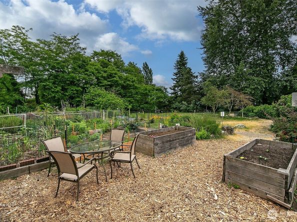 1902 Bigelow Avenue N 301, Seattle WA 98109