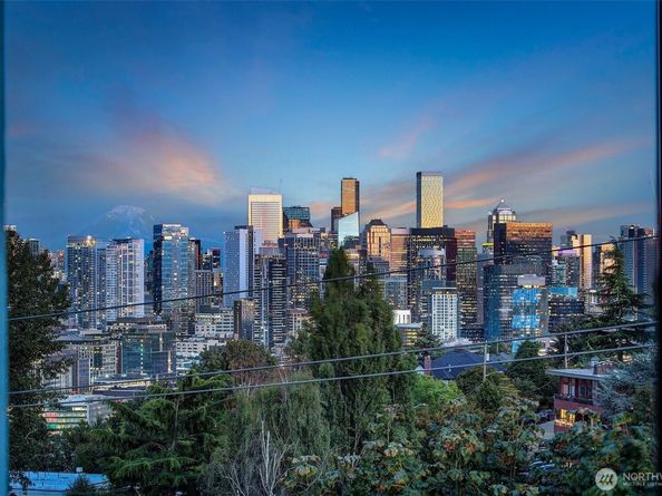 1902 Bigelow Avenue N 301, Seattle WA 98109
