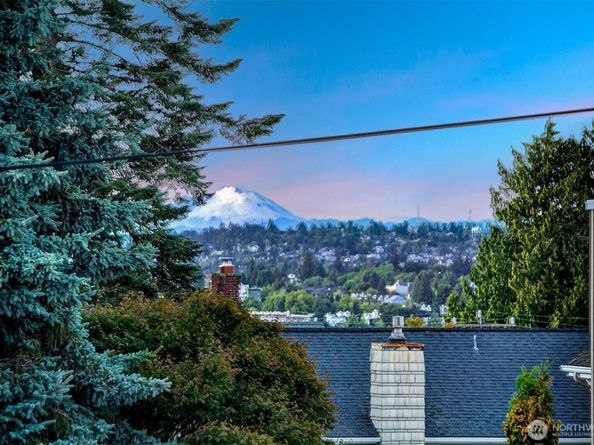 1902 Bigelow Avenue N 301, Seattle WA 98109