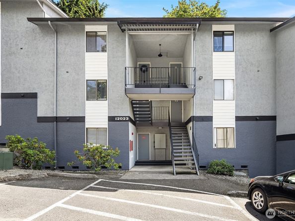 12023 100th Avenue NE C4, Kirkland WA 98034
