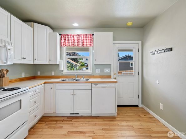 902 Hewitt Avenue, Bremerton WA 98337