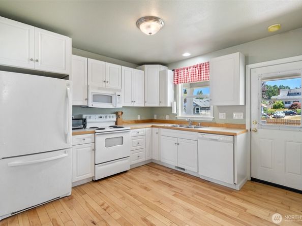 902 Hewitt Avenue, Bremerton WA 98337
