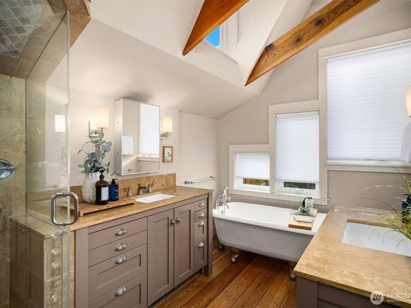 1237 Hawley Way NE, Bainbridge Island WA 98110