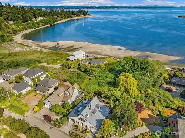 1237 Hawley Way NE, Bainbridge Island WA 98110