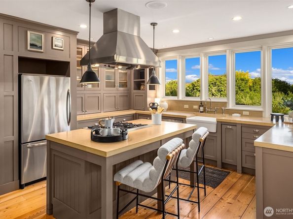 1237 Hawley Way NE, Bainbridge Island WA 98110