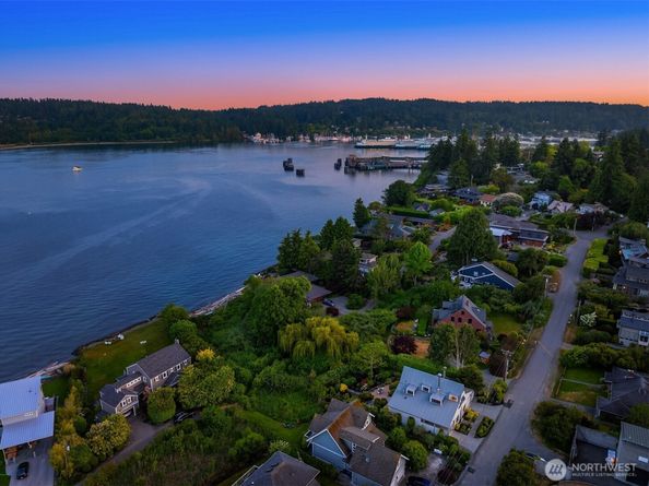 1237 Hawley Way NE, Bainbridge Island WA 98110
