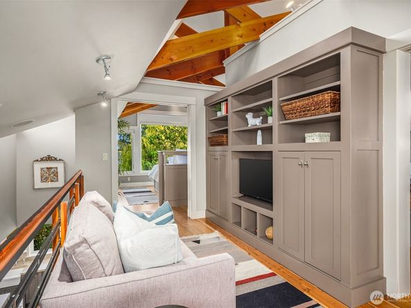 1237 Hawley Way NE, Bainbridge Island WA 98110