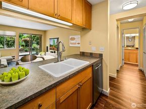 275 W Roy Street 109, Seattle WA 98119