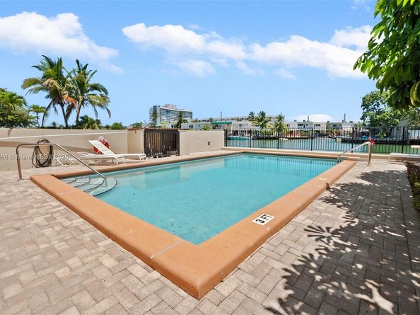 7125 Bay Dr 201, Miami Beach FL 33141