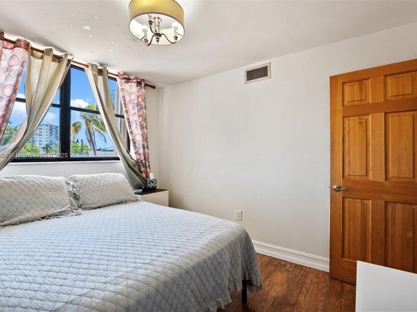 7125 Bay Dr 201, Miami Beach FL 33141