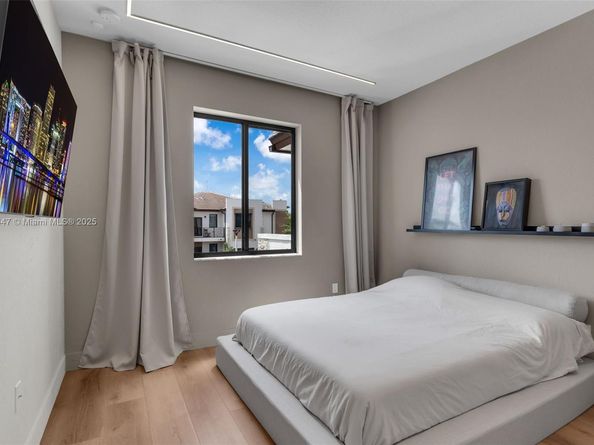 20865 NE 7th Ct, Miami FL 33179