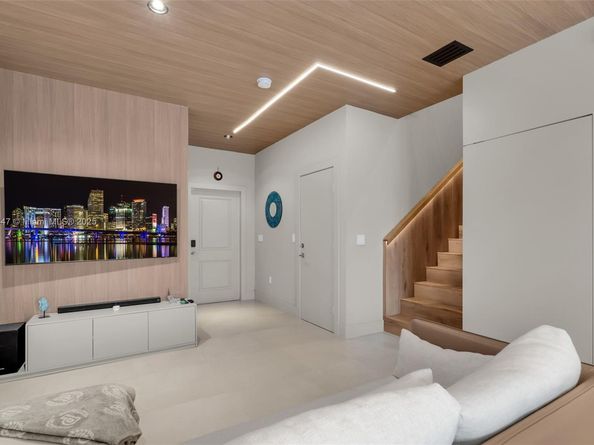 20865 NE 7th Ct, Miami FL 33179