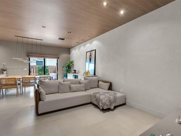 20865 NE 7th Ct, Miami FL 33179