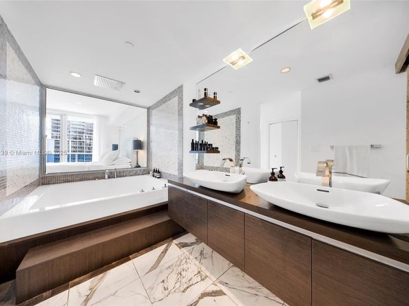 200 Biscayne Boulevard Way 904, Miami FL 33131