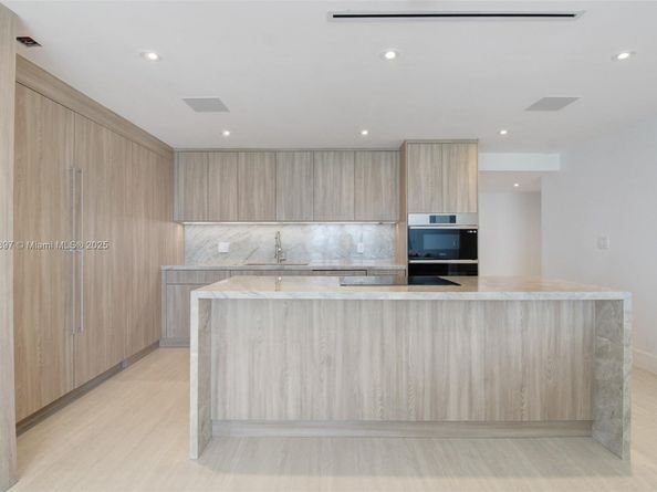 2655 Collins Ave PH2512, Miami Beach FL 33140