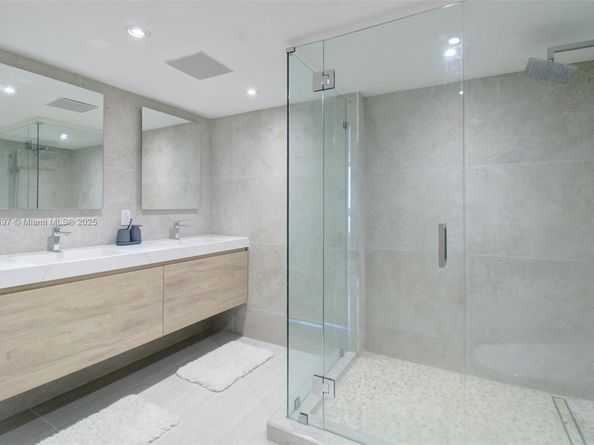 2655 Collins Ave PH2512, Miami Beach FL 33140