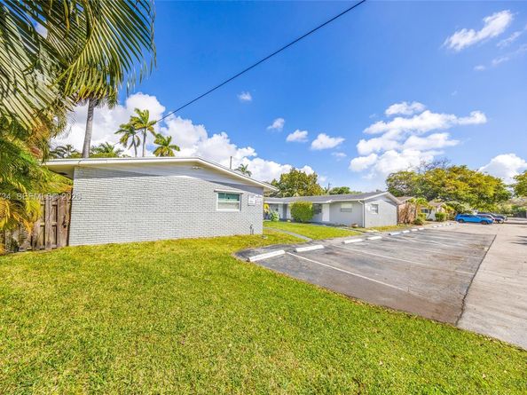 355 NW 32nd St, Oakland Park FL 33309