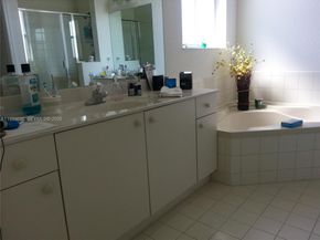 11050 NW 86th Ter ., Doral FL 33178