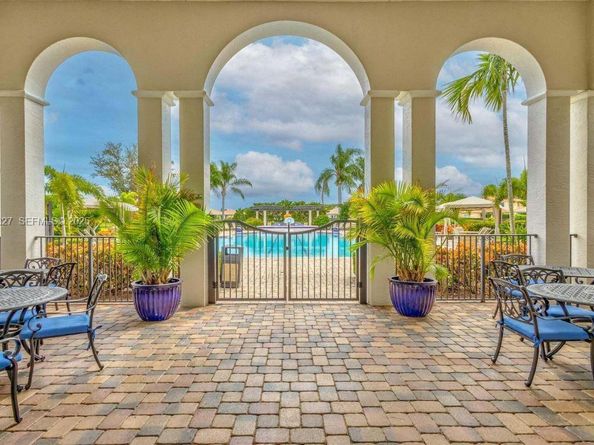 120 Villa Nueva Pl, Palm Beach Gardens FL 33418