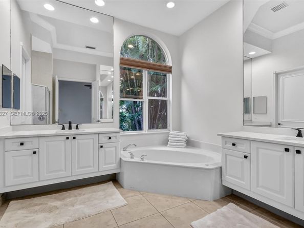 120 Villa Nueva Pl, Palm Beach Gardens FL 33418