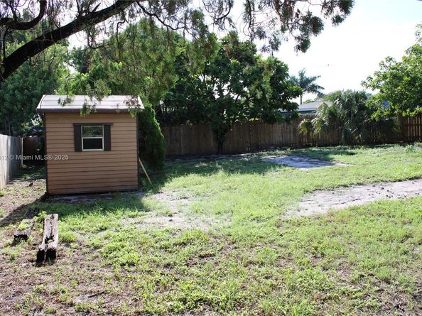 241 NE 55th St, Oakland Park FL 33334