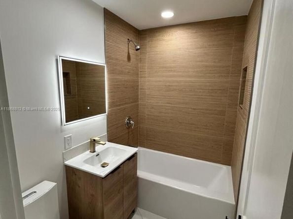 241 NE 55th St, Oakland Park FL 33334