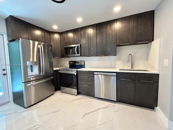 241 NE 55th St, Oakland Park FL 33334