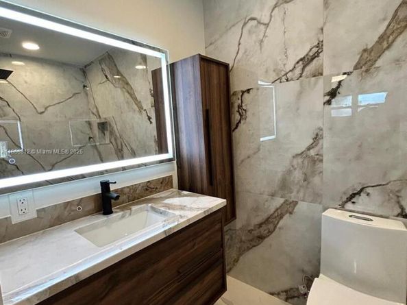 241 NE 55th St, Oakland Park FL 33334