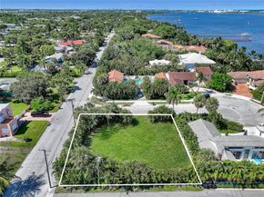 7 Lakeside Palms Ct, Lake Worth FL 33460