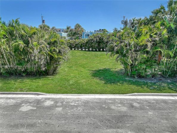 7 Lakeside Palms Ct, Lake Worth FL 33460