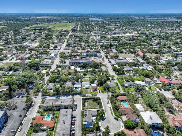 7 Lakeside Palms Ct, Lake Worth FL 33460