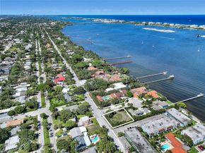 7 Lakeside Palms Ct, Lake Worth FL 33460