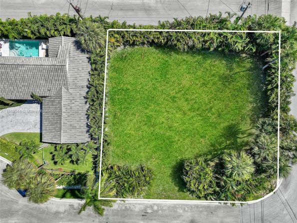 7 Lakeside Palms Ct, Lake Worth FL 33460