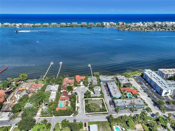 7 Lakeside Palms Ct, Lake Worth FL 33460