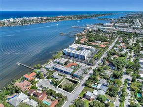 7 Lakeside Palms Ct, Lake Worth FL 33460