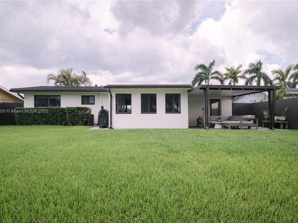 8811 NW 15th St, Pembroke Pines FL 33024