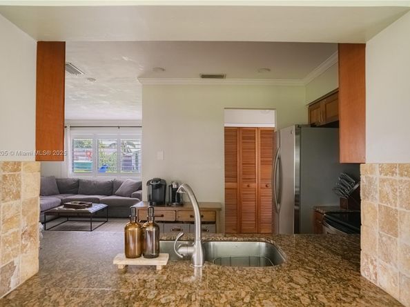 8811 NW 15th St, Pembroke Pines FL 33024
