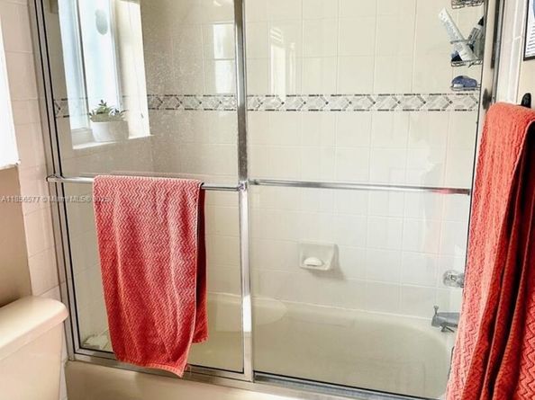 4370 Pine Ridge Ct, Weston FL 33331