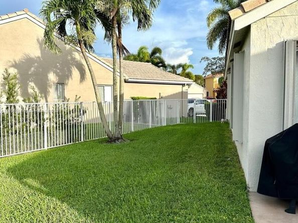 4370 Pine Ridge Ct, Weston FL 33331