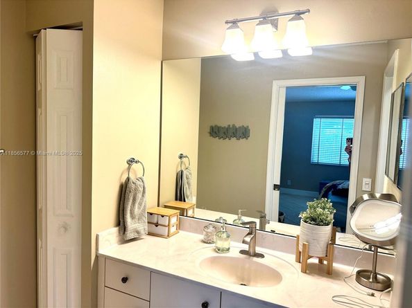 4370 Pine Ridge Ct, Weston FL 33331