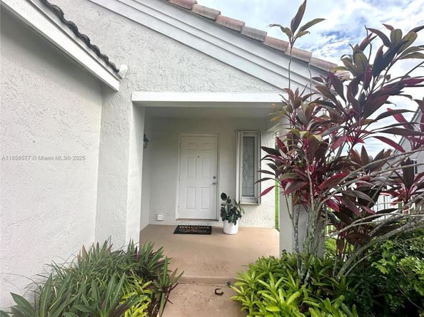 4370 Pine Ridge Ct, Weston FL 33331