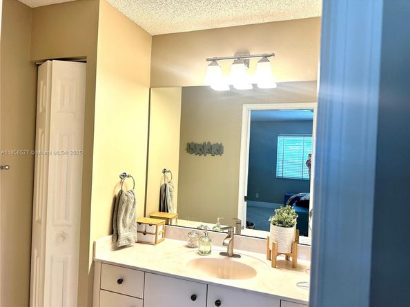 4370 Pine Ridge Ct, Weston FL 33331