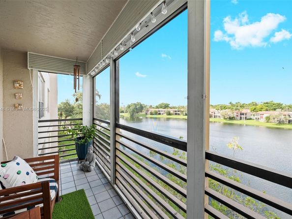 900 Colony Point Cir 414, Pembroke Pines FL 33026