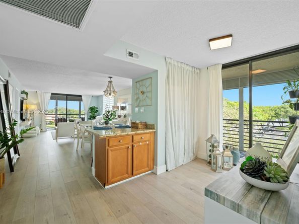 900 Colony Point Cir 414, Pembroke Pines FL 33026