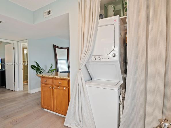 900 Colony Point Cir 414, Pembroke Pines FL 33026