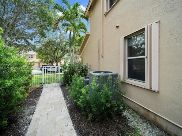4309 W Whitewater Ave, Weston FL 33332